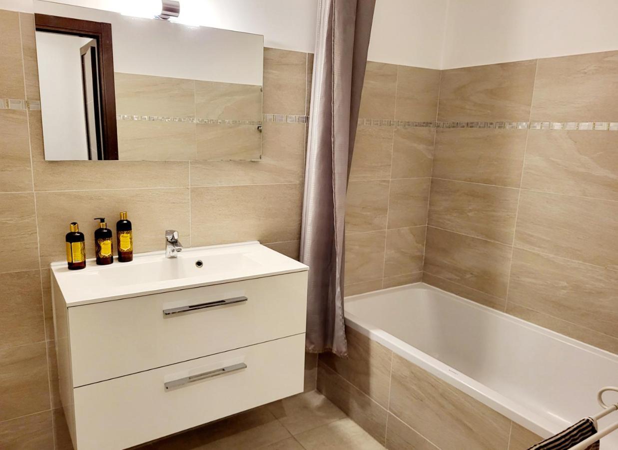 La Romeo, Piscine Et Apartment